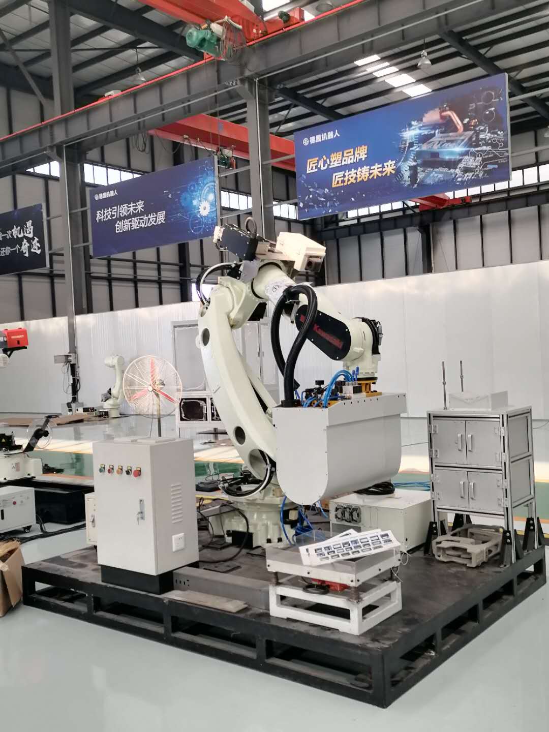 山东德晟机器人股份有限公司上下料机器人及接箍预拧紧机器人